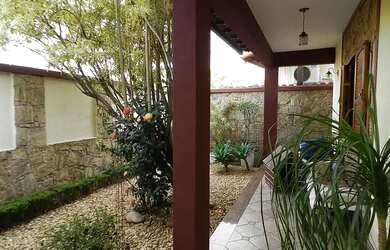 Imagem: A casa possui 3 Dormitórios, 3 Banheiros, 2 Vagas na garagem