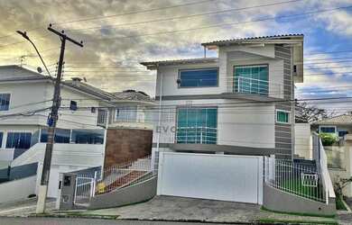 Imagem: A casa possui 3 Dormitórios, 4 Banheiros, 4 Vagas na garagem