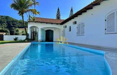 Imagem: A casa possui 3 Dormitórios, 2 Banheiros, 2 Vagas na garagem