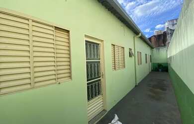 Imagem: A casa possui 2 Dormitórios, 1 Banheiro, 1 Vaga na garagem