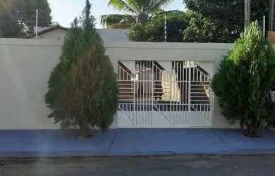 Imagem: A casa possui 3 Dormitórios, 1 Banheiro, 1 Vaga na garagem