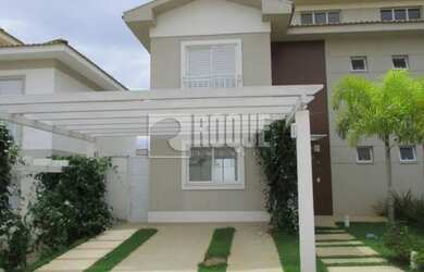 Imagem: A casa em condomínio possui 3 Dormitórios, 1 Banheiro, 2 Vagas