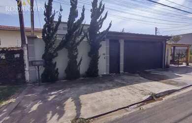 Imagem: A casa possui 3 Dormitórios, 2 Banheiros, 2 Vagas na garagem