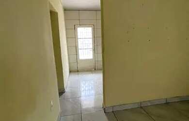 Imagem: A casa possui 2 Dormitórios, 1 Banheiro, 2 Vagas na garagem