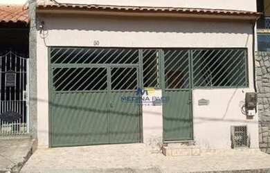 Imagem: A casa possui 3 Dormitórios, 2 Banheiros, 1 Vaga na garagem