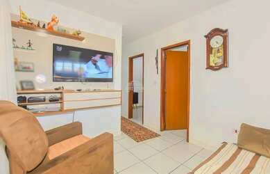 Imagem: A casa possui 3 Dormitórios, 2 Banheiros, 2 Vagas na garagem