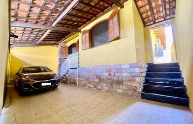 Imagem: A casa possui 3 Dormitórios, 2 Banheiros, 2 Vagas na garagem