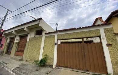 Imagem: A casa possui 4 Dormitórios, 3 Banheiros, 2 Vagas na garagem