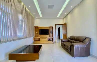 Imagem: A casa possui 3 Dormitórios, 2 Banheiros, 4 Vagas na garagem