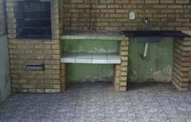 Imagem: A casa possui 2 Dormitórios, 2 Vagas na garagem e está localizado