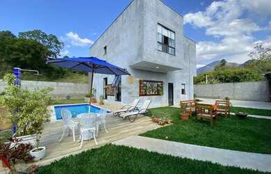 Imagem: A casa possui 3 Dormitórios, 4 Banheiros, 5 Vagas na garagem