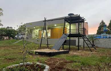 Imagem: A casa possui 1 Dormitório, 1 Banheiro, 5 Vagas na garagem