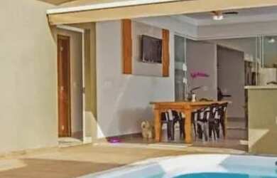 Imagem: A casa possui 3 Dormitórios, 3 Banheiros, 2 Vagas na garagem