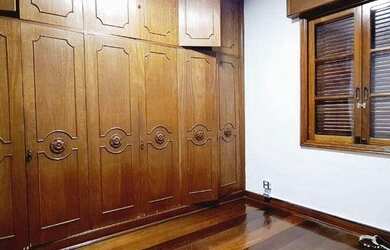 Imagem: A casa possui 4 Dormitórios, 5 Banheiros, 4 Vagas na garagem