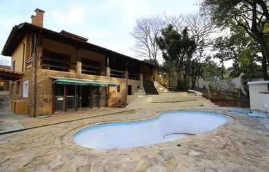 Imagem: A casa possui 3 Dormitórios, 4 Banheiros, 5 Vagas na garagem