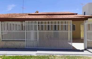 Imagem: A casa possui 3 Dormitórios, 1 Banheiro, 2 Vagas na garagem