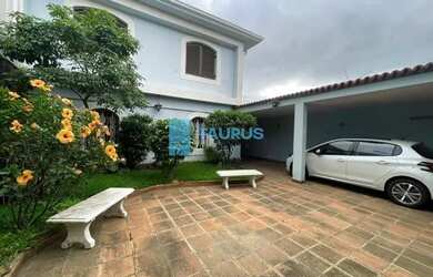 Imagem: A casa possui 5 Dormitórios, 4 Banheiros, 5 Vagas na garagem