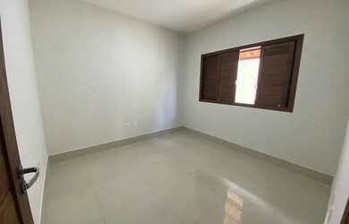 Imagem: A casa possui 3 Dormitórios, 1 Banheiro, 2 Vagas na garagem