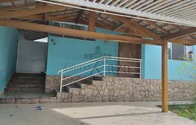 Imagem: A casa possui 3 Dormitórios, 2 Banheiros, 2 Vagas na garagem