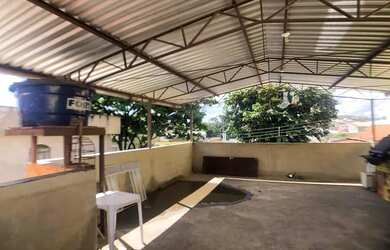 Imagem: A casa possui 2 Dormitórios, 2 Banheiros, 2 Vagas na garagem