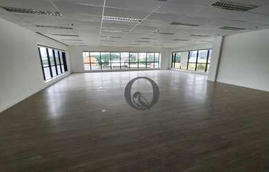 Imagem: O depósito possui 5 Vagas na garagem e 400m² de Área e está