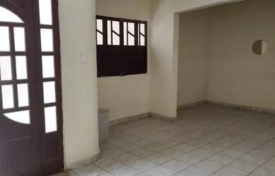 Imagem: A casa possui 3 Dormitórios, 2 Banheiros, 3 Vagas na garagem