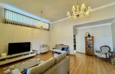 Imagem: A casa possui 3 Dormitórios, 3 Banheiros, 5 Vagas na garagem