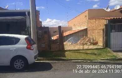 Imagem: A casa possui 2 Dormitórios, 1 Banheiro, 1 Vaga na garagem