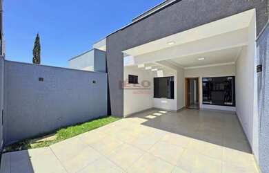 Imagem: A casa possui 3 Dormitórios, 2 Banheiros, 2 Vagas na garagem