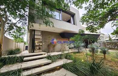 Imagem: A casa em condomínio possui 4 Dormitórios, 4 Banheiros, 4