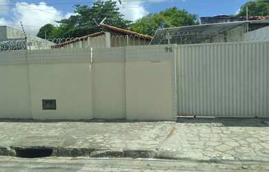 Imagem: A casa possui 2 Dormitórios, 2 Banheiros, 2 Vagas na garagem