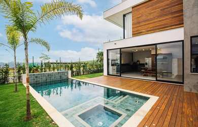 Imagem: A casa em condomínio possui 4 Dormitórios, 2 Banheiros, 4