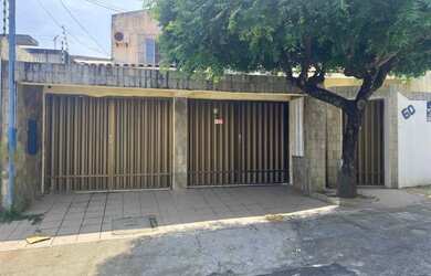 Imagem: A casa possui 5 Dormitórios, 5 Banheiros, 3 Vagas na garagem