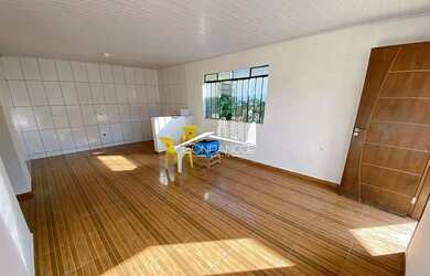 Imagem: A casa possui 2 Dormitórios, 1 Banheiro, 2 Vagas na garagem