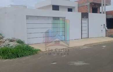 Imagem: A casa possui 3 Dormitórios, 2 Banheiros, 5 Vagas na garagem