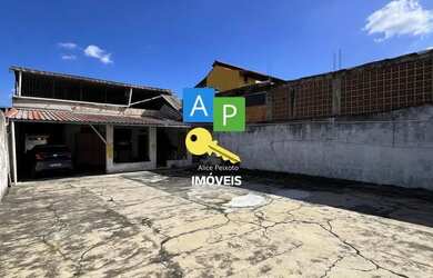 Imagem: A casa possui 3 Dormitórios, 2 Banheiros, 5 Vagas na garagem