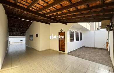 Imagem: A casa possui 4 Dormitórios, 3 Banheiros, 5 Vagas na garagem