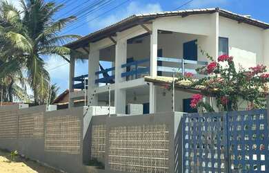 Imagem: A casa possui 3 Dormitórios, Acomodam 15 pessoas, 5 Vagas na