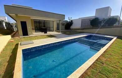 Imagem: A casa em condomínio possui 4 Dormitórios, 3 Banheiros, 4