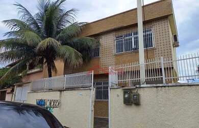 Imagem: A casa possui 3 Dormitórios, 2 Banheiros, 5 Vagas na garagem