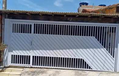 Imagem: A casa possui 2 Dormitórios, 2 Banheiros, 2 Vagas na garagem