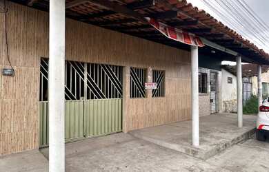 Imagem: A casa possui 4 Dormitórios, 2 Banheiros e 3 Vagas na garagem