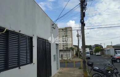 Imagem: A casa possui 3 Dormitórios, 1 Banheiro, 1 Vaga na garagem