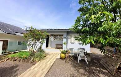 Imagem: A casa possui 1 Dormitório, 1 Banheiro, 1 Vaga na garagem