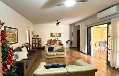 Imagem: A casa possui 4 Dormitórios, 5 Banheiros, 4 Vagas na garagem