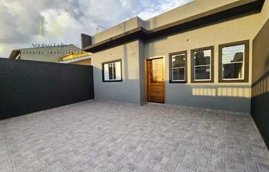 Imagem: A casa possui 3 Dormitórios, 2 Banheiros, 2 Vagas na garagem