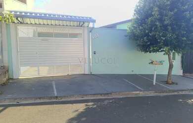 Imagem: A casa possui 3 Dormitórios, 2 Banheiros, 5 Vagas na garagem