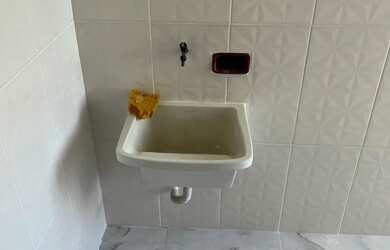 Imagem: O apartamento possui 2 Dormitórios, 1 Banheiro, 1 Vaga na garagem