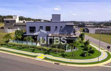 Imagem: A casa em condomínio possui 4 Dormitórios, 5 Banheiros, 4