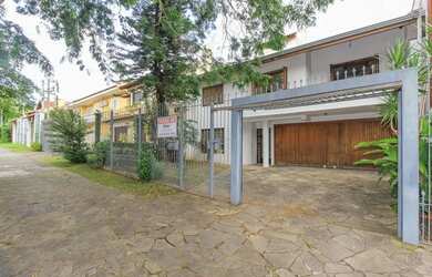 Imagem: A casa possui 4 Dormitórios, 5 Banheiros, 2 Vagas na garagem